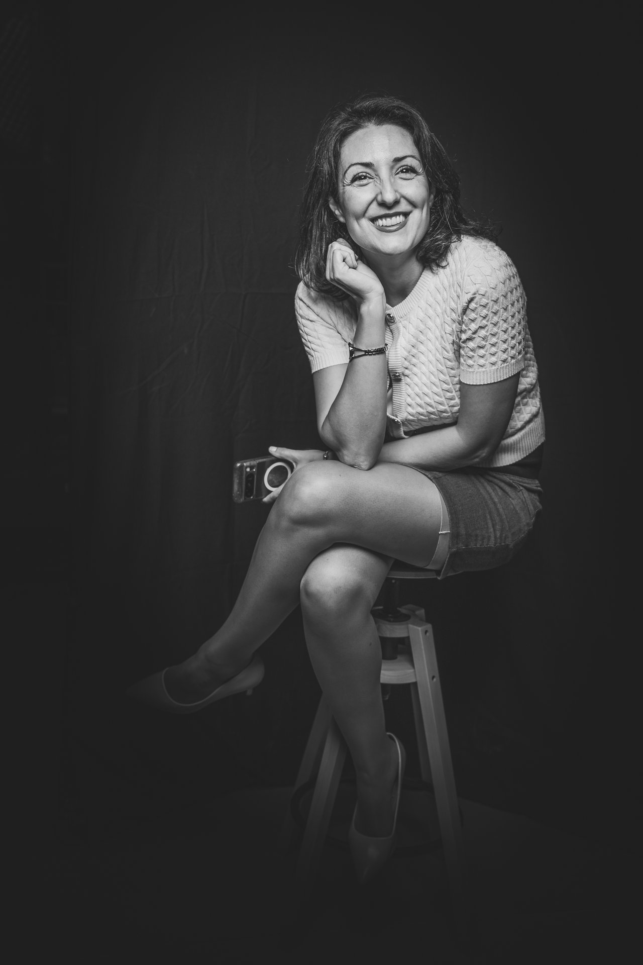 Retrato individual en blanco y negro con fondo negro