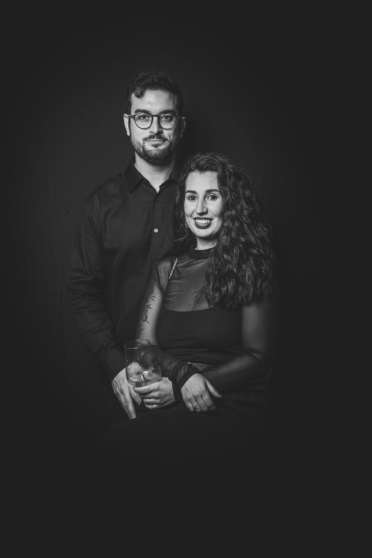 Retrato editorial de una pareja con fondo negro
