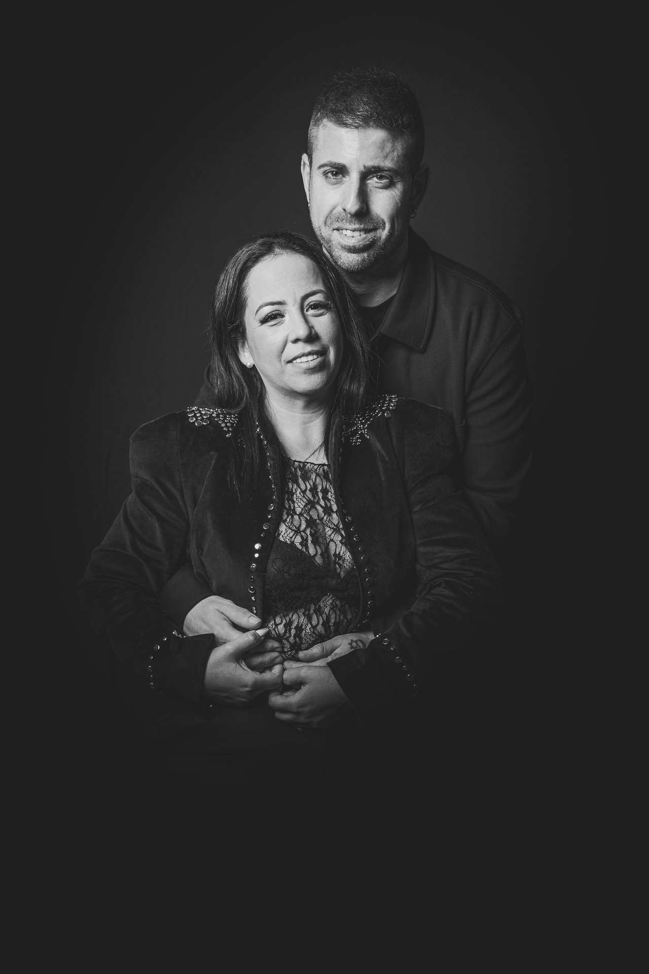 Retrato de pareja con fondo negro